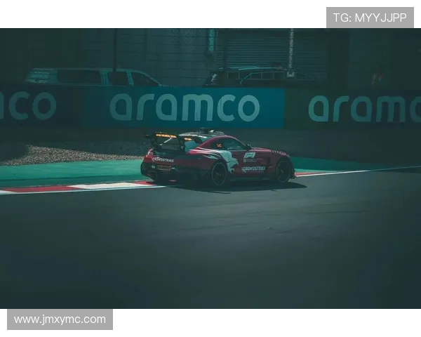 F1赛季激烈角逐 汉密尔顿与维斯塔潘的冠军之争愈演愈烈 F1赛季激烈角逐 汉密尔顿与维斯塔潘的冠军之争愈演愈烈