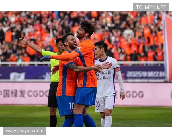 中国足球联赛新赛季揭幕战精彩纷呈，顶级球员激烈对抗吸引万千球迷关注